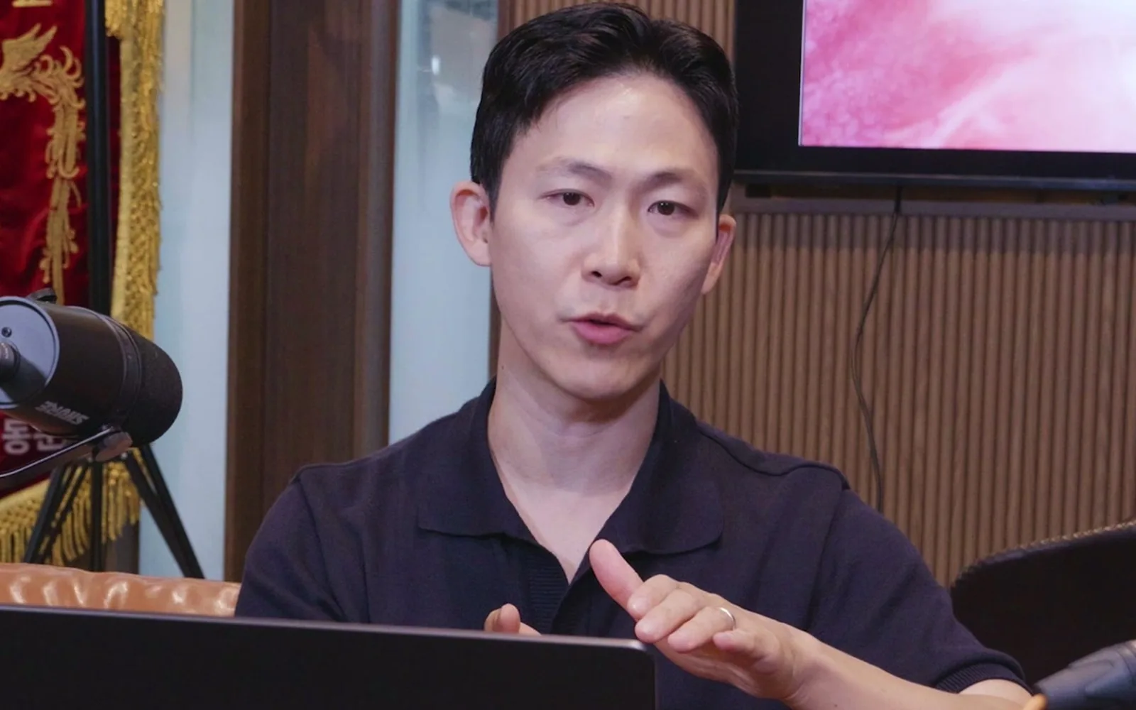 앞니 임플란트 후 길어진 치아, 잇몸이 얇아서다
