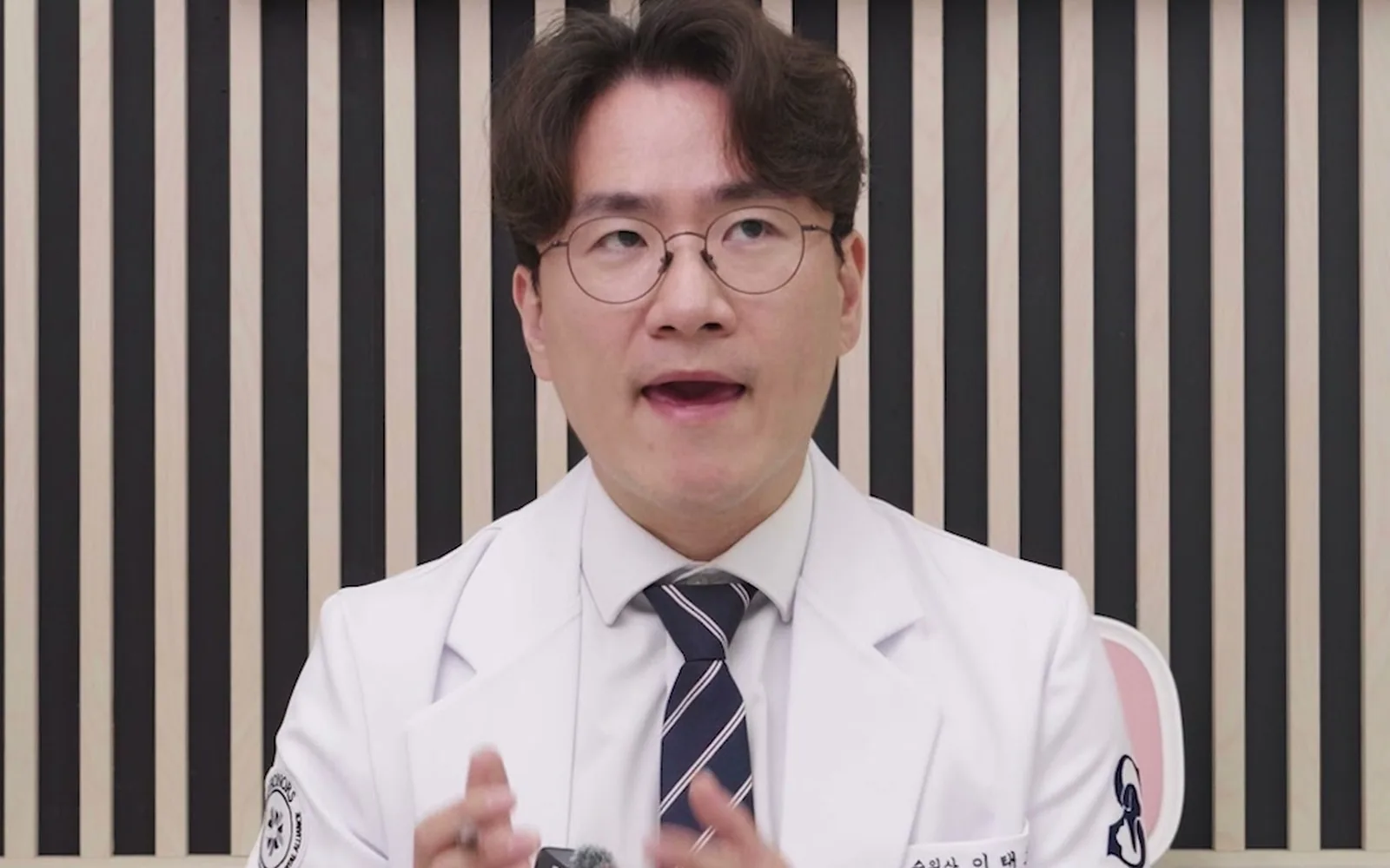 구석에 갇혀 못 나오는 15살 반려견, 노화가 아니다