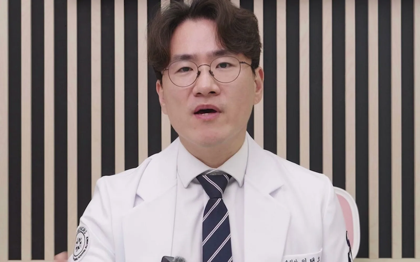 구석에 갇혀 못 나오는 15살 반려견, 노화가 아니다
