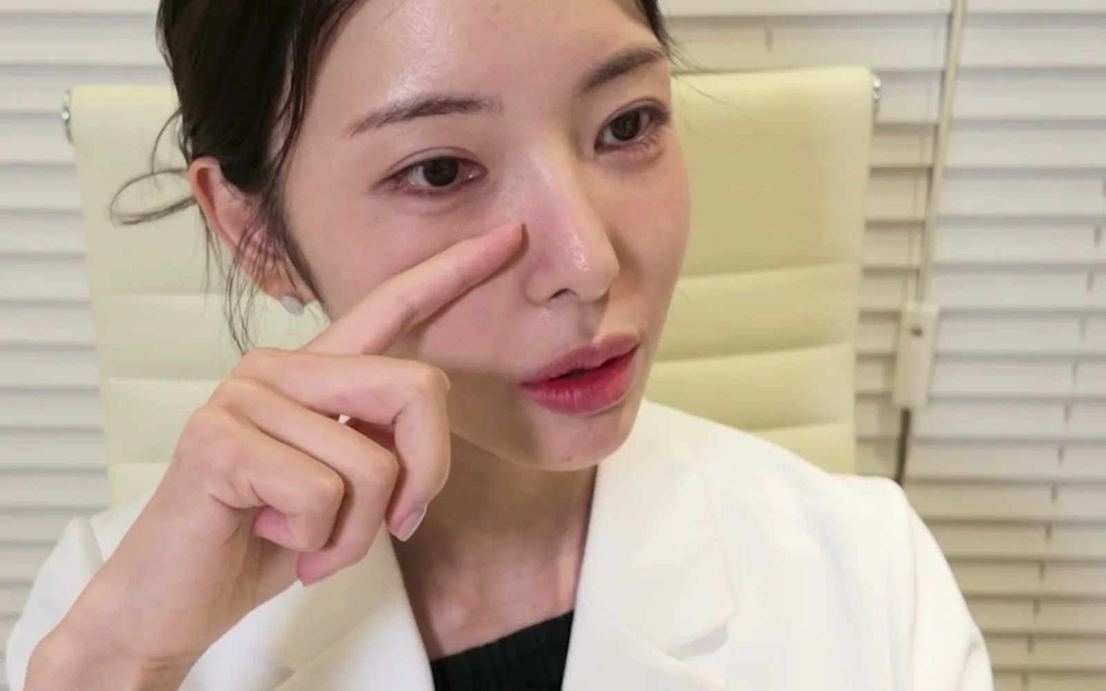 퀭한 다크서클, 살짝 밀어 올렸을 때 안 변한다면