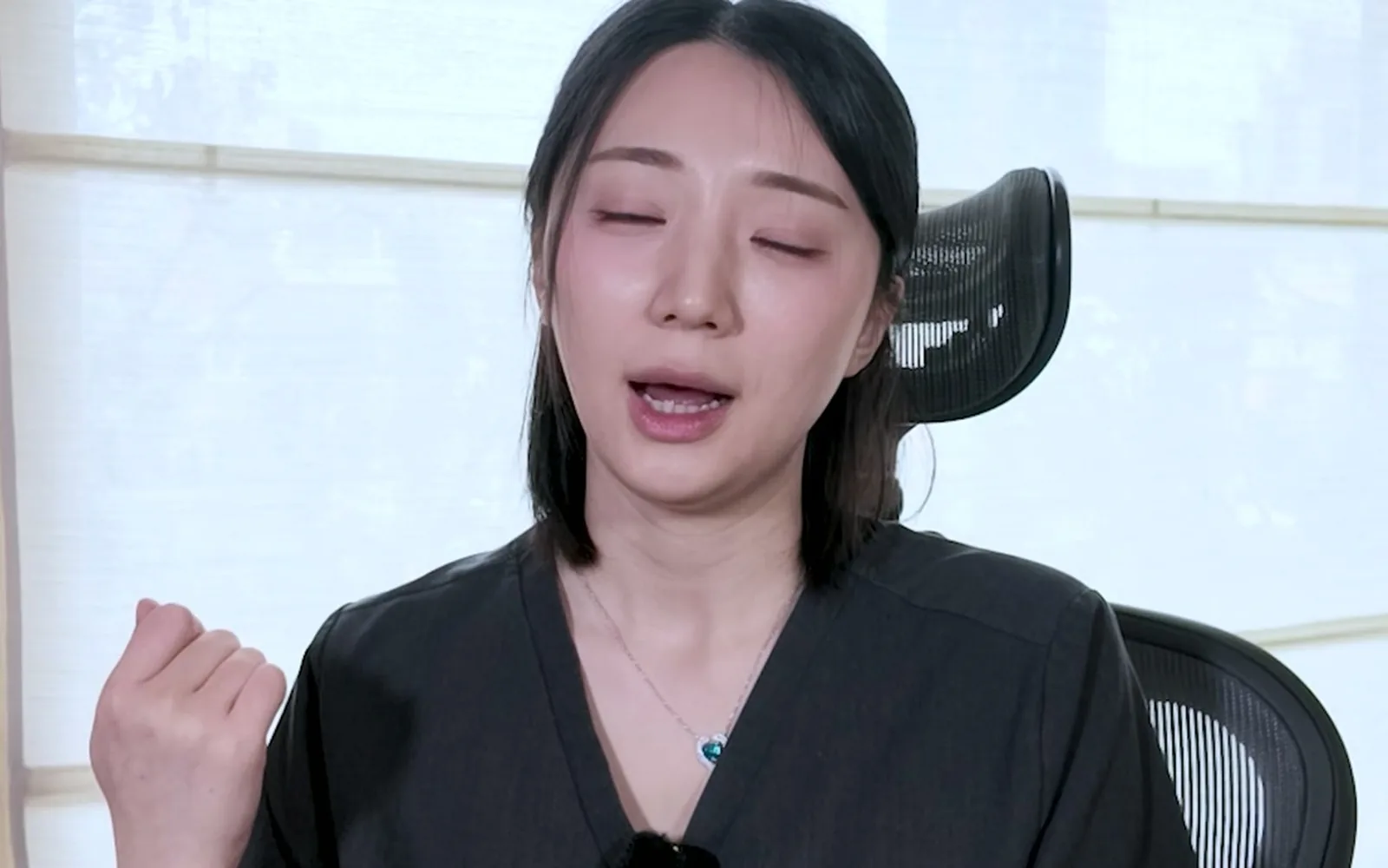 나이 들어 생긴 줄 알았던 가로 목주름의 진짜 원인