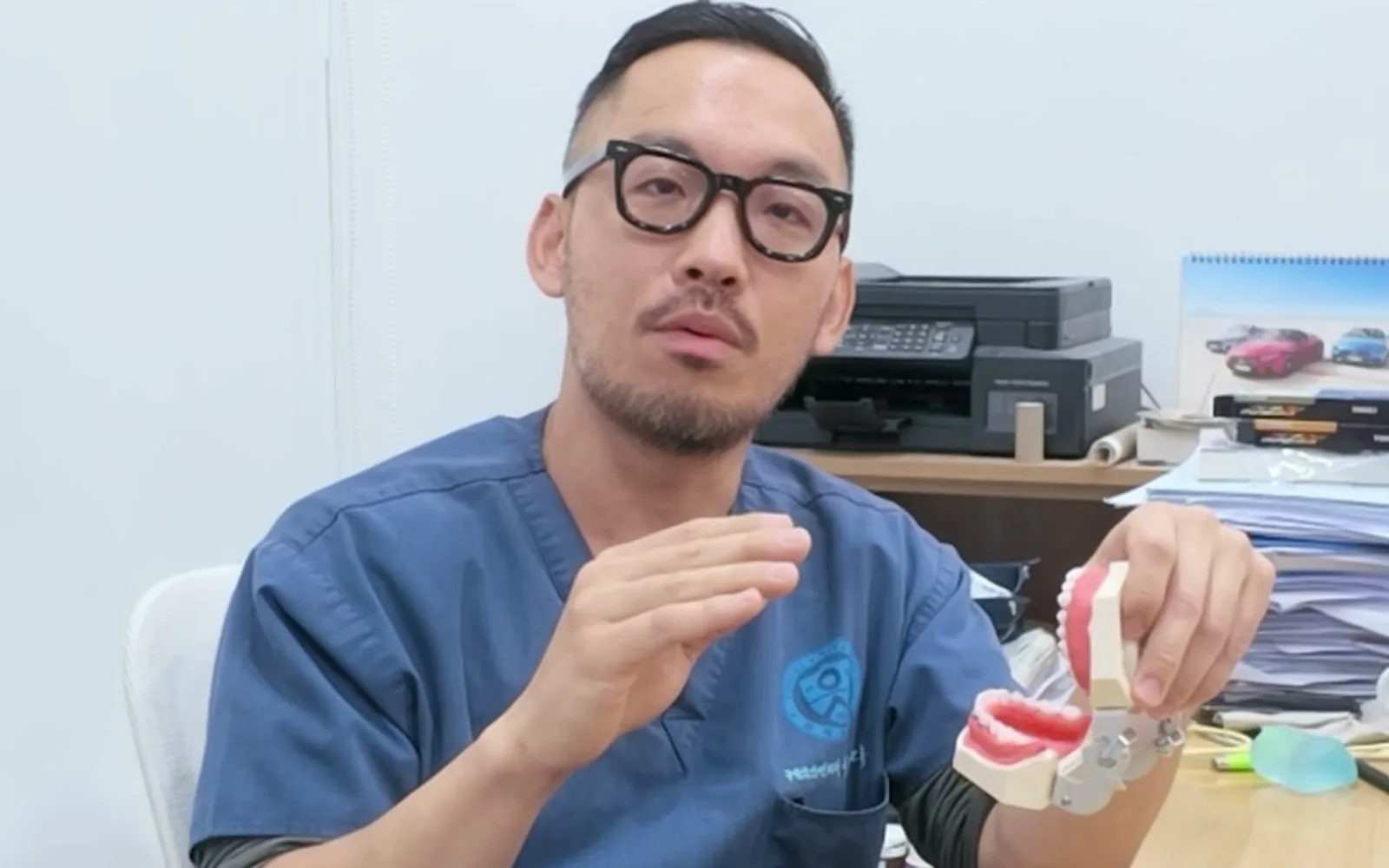 앞니 신경 죽어 까맣게 변색, 무조건 씌워야 할까