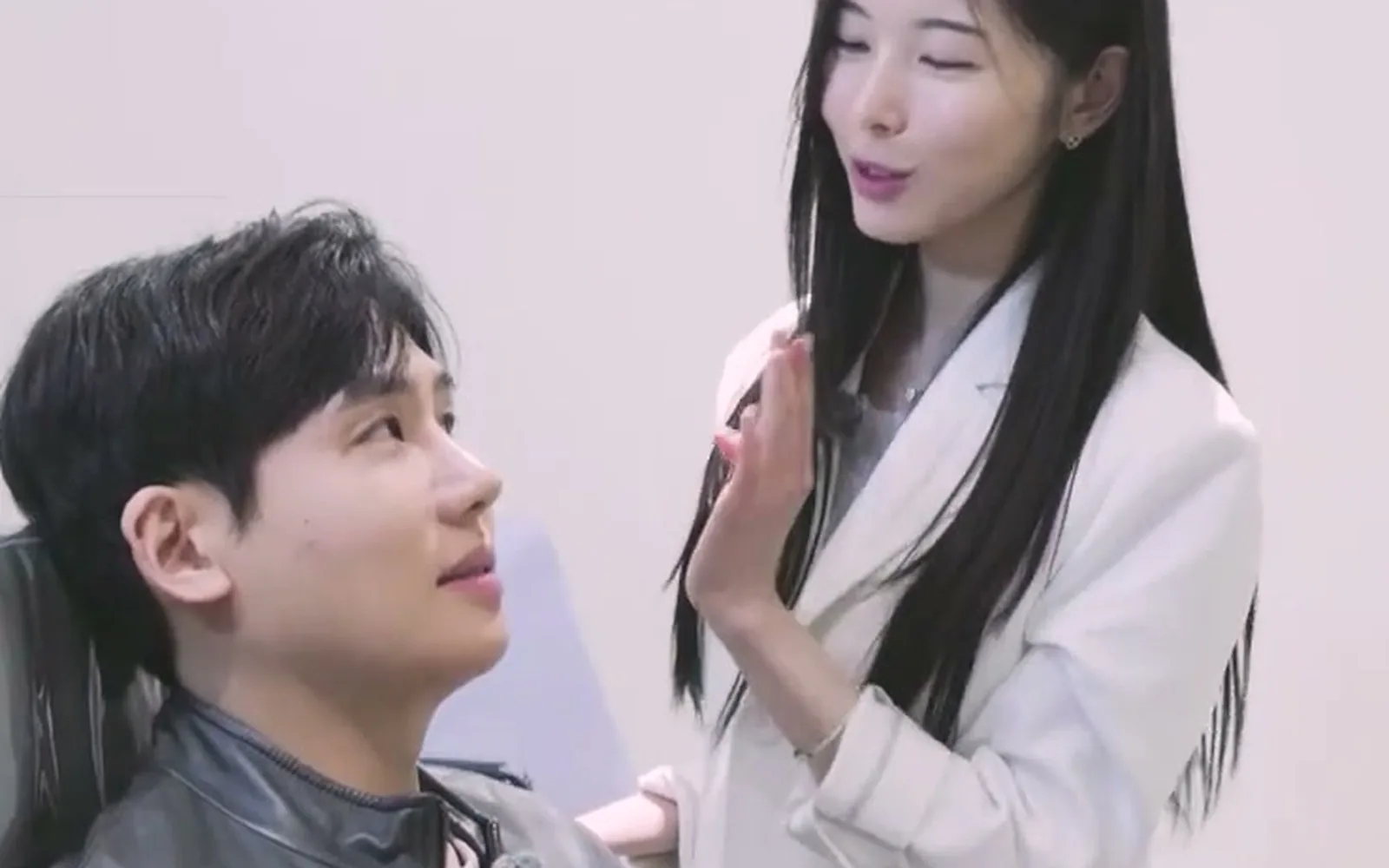 깊게 패인 팔자주름, 겉만 채우면 표정 어색해진다