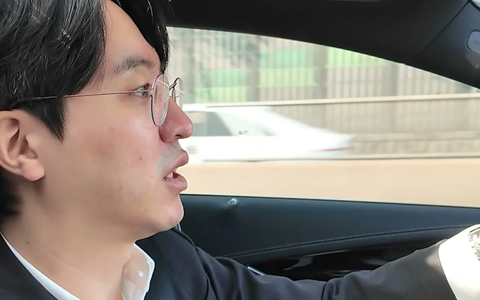 앞니 사이 검은 삼각형, 잇몸으로 메울 수 있을까?