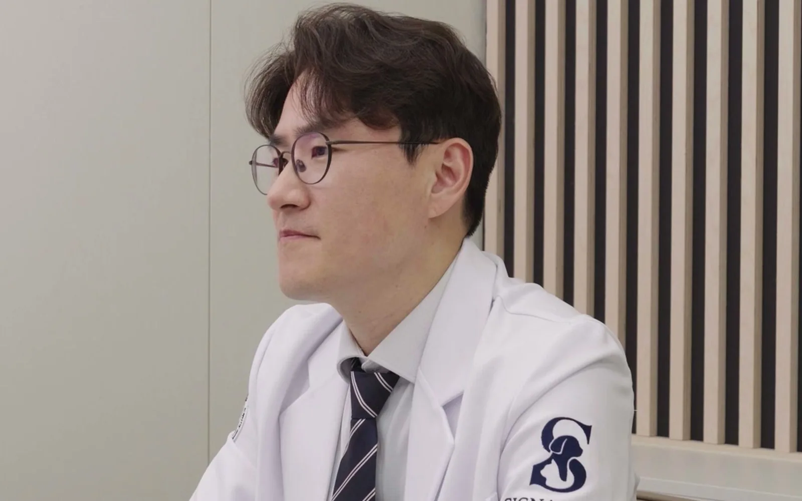 앞발로 톡톡 치는 강아지, 애교가 아니다
