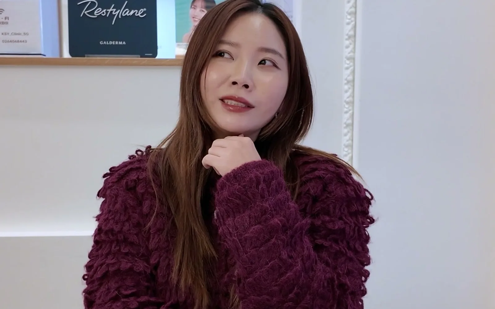 얇고 흐물흐물한 피부, 강하게 당기면 볼 패인다