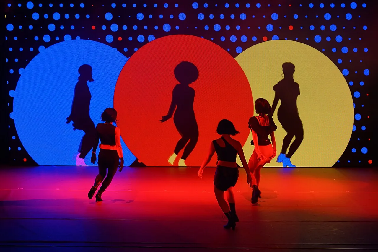 783 3 (+ 3) dancers performing on stage V-P